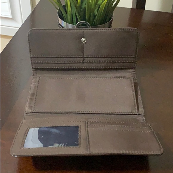 Tommy Hilfiger Trifold Wallet - Picture 4 of 9